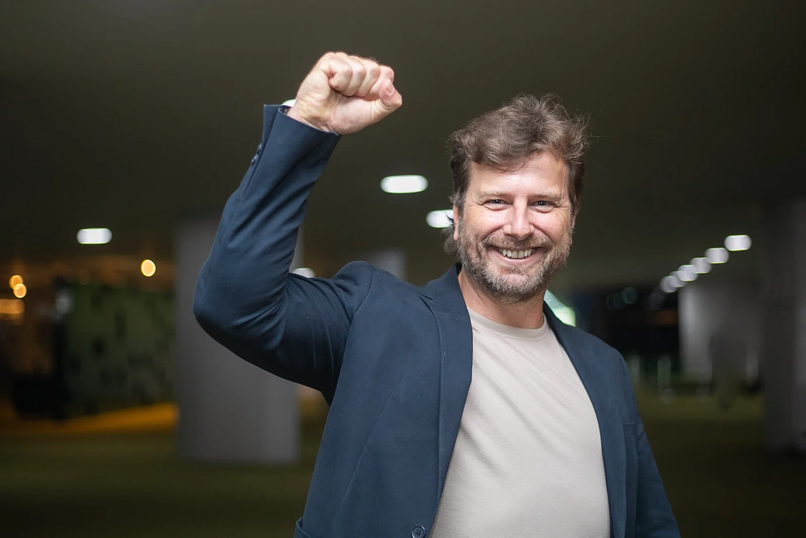 Professor Cadu de punho erguido, sorrindo